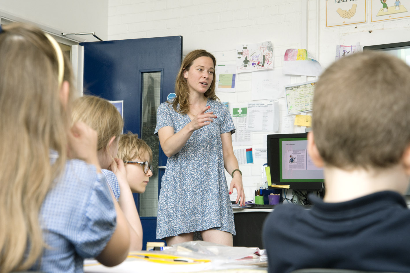 A teacher speaking to pupils in the classroom 